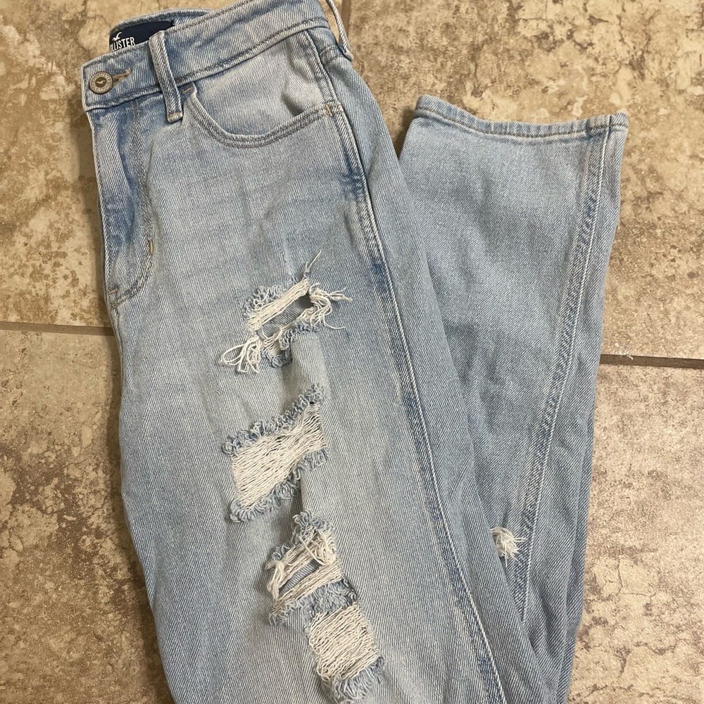 Hollister ultra high ride mom jeans!
